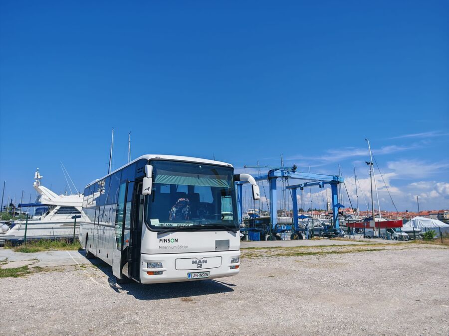 Avtobus 52 – 52 + 1 sedežev
